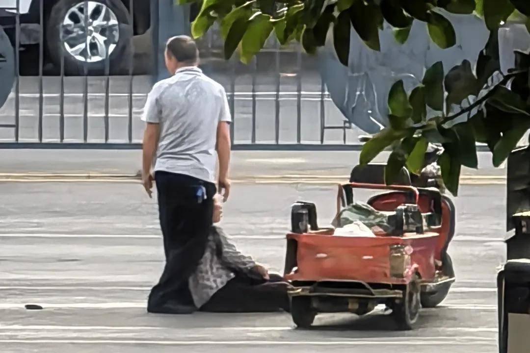 貴州省興義監(jiān)獄民警上班途中緊急施救，摔倒老人轉危為安！