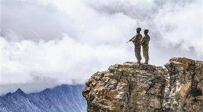 西藏軍區(qū)某部昆木加哨所臨退役老兵申請推遲離哨時(shí)間——幫帶新兵，老兵再走巡邏路