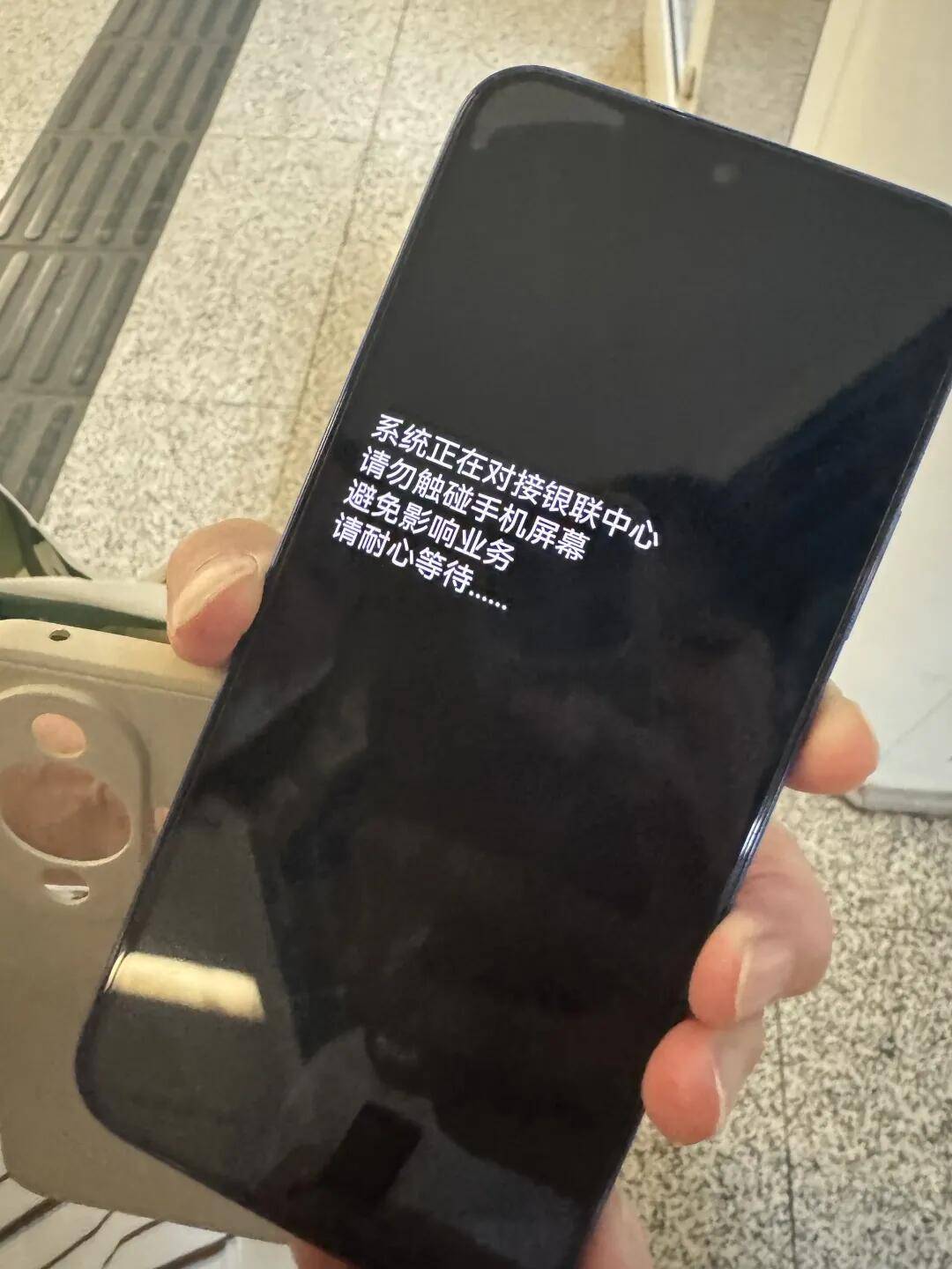 一根牙簽“搶”回25萬元！一老年乘客手機(jī)被“黑”，地鐵值班站長緊急取卡