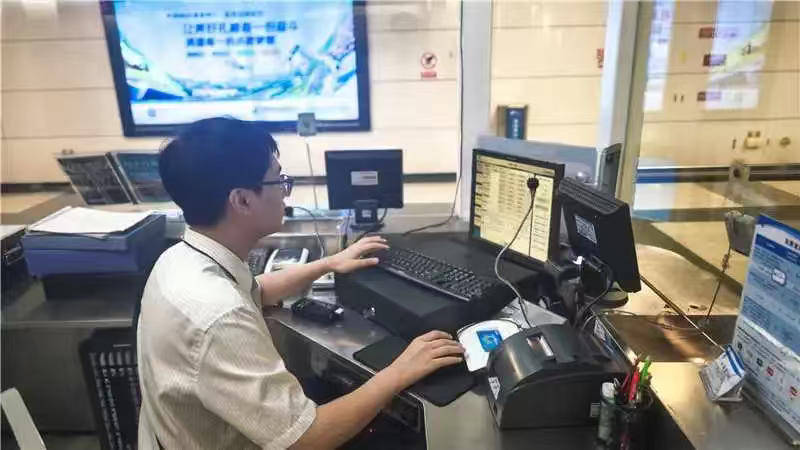 一根牙簽“搶”回25萬元！一老年乘客手機(jī)被“黑”，地鐵值班站長緊急取卡