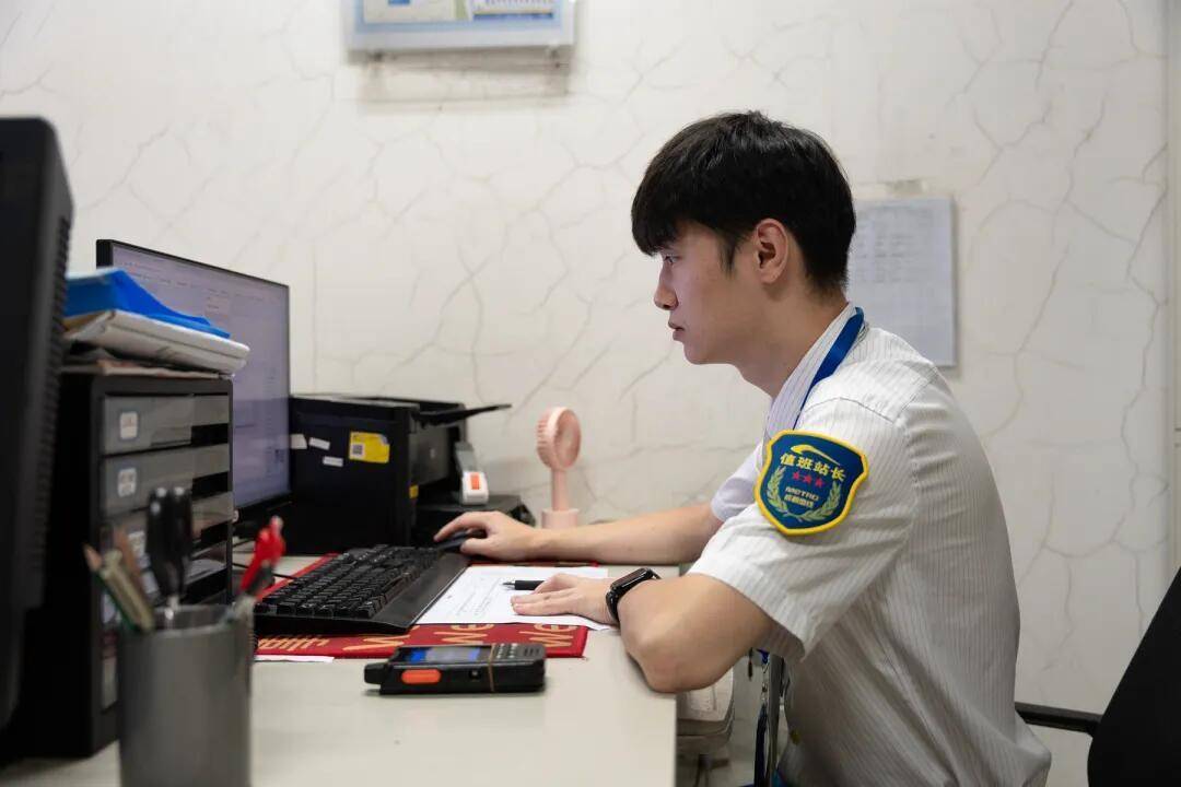 一根牙簽“搶”回25萬元！一老年乘客手機(jī)被“黑”，地鐵值班站長緊急取卡