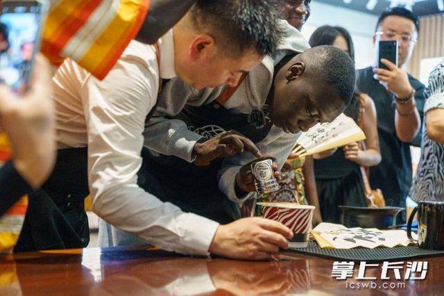 “無語哥”空降長沙：體驗(yàn)辣椒咖啡，驚嘆AI中醫(yī) | 組圖